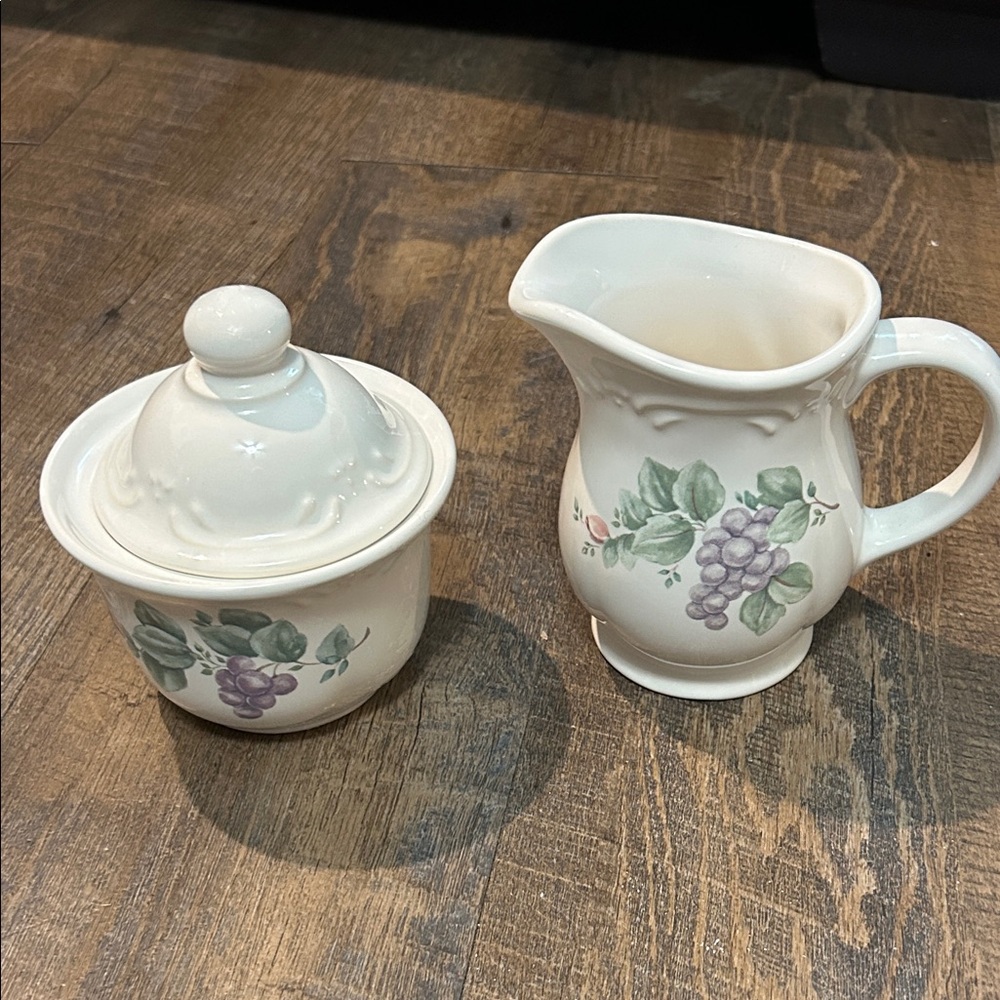 Pfaltzgraff Grapevine Sugar and Creamer‎ Set Ceramic Grapes & Leaves